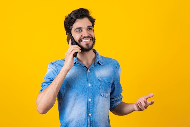 Homme parlant au téléphone portable dans l'oreille Garçon parlant au téléphone gesticulant