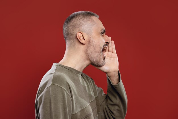 Photo un homme parlant à haute voix avec la main près de la bouche