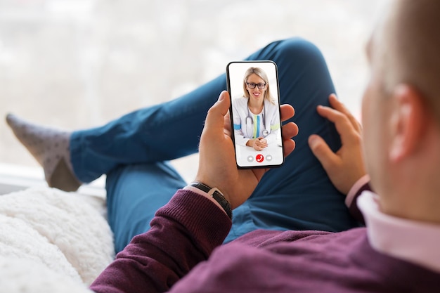 Homme parlant avec un médecin lors d'un appel vidéo