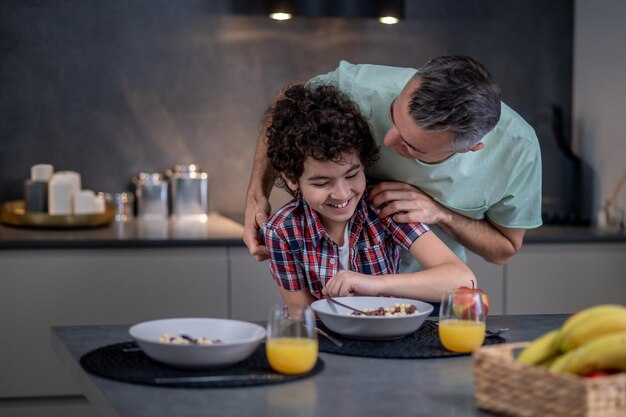 Homme parlant avec son fils d'humeur ludique