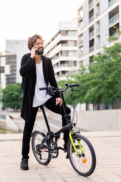 Homme parlant sur son téléphone alors qu'il était assis sur son vélo