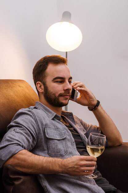 Homme parle au téléphone