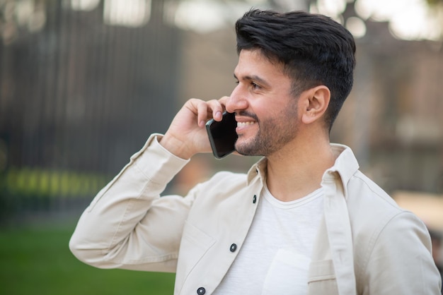 L&#39;homme parle au téléphone