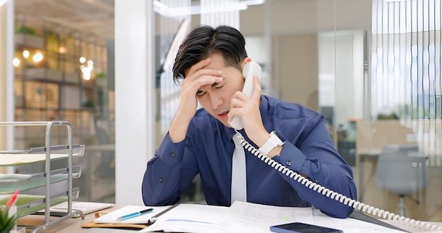 L'homme parle au téléphone.