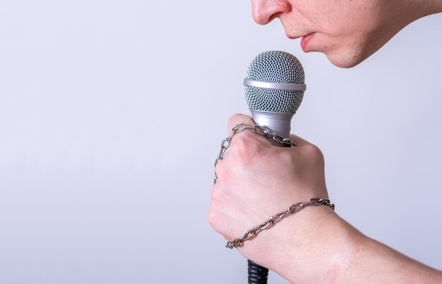 Un homme parle dans un microphone en gros plan