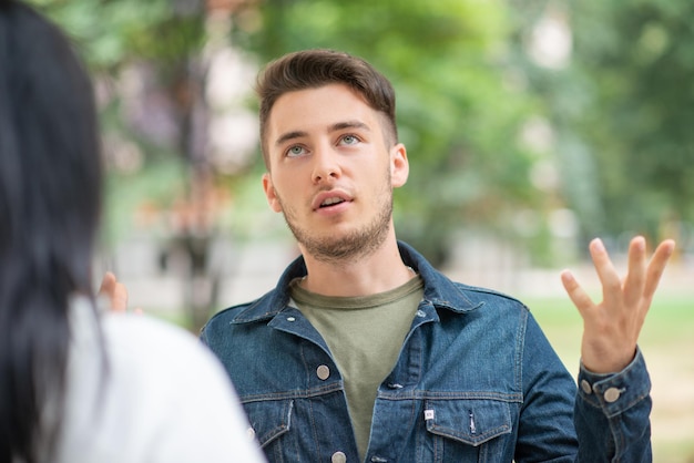 Homme parle à une femme