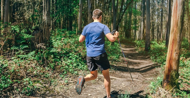 Homme participant à une course de trail