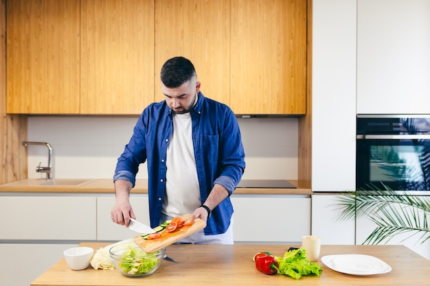 l'homme passe la journée à la maison à préparer le petit déjeuner dans la cuisine