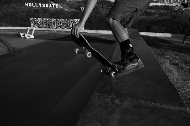 Photo un homme patine dans le skatepark