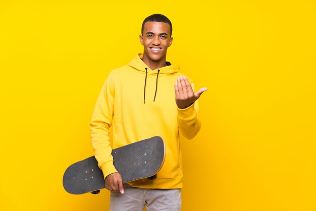 Homme de patineur afro-américain invitant à venir avec la main. Heureux que tu sois venu