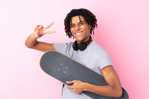 Homme patineur sur mur isolé