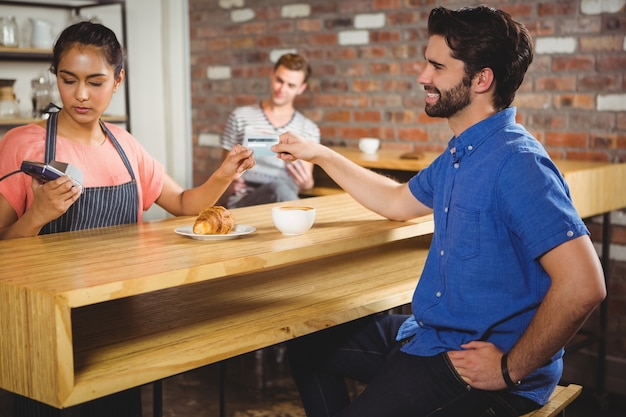 Homme payant avec sa carte de crédit