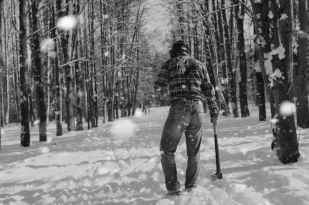 Homme paysage monochrome avec hache