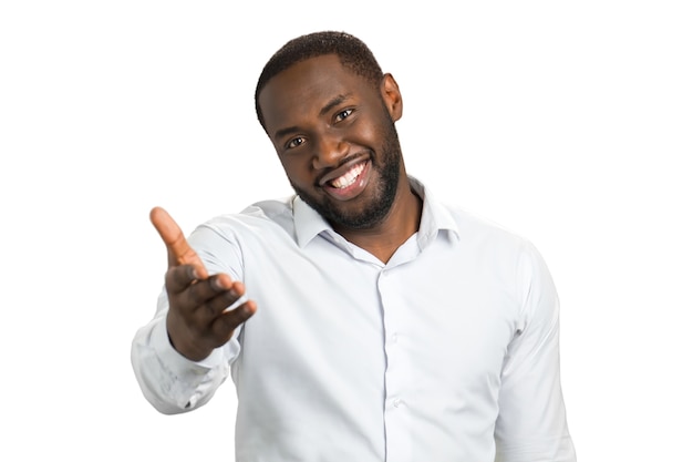 Homme à la peau sombre avec une main tendue. Homme barbu souriant pointant vers quelqu'un avec une main tendue.