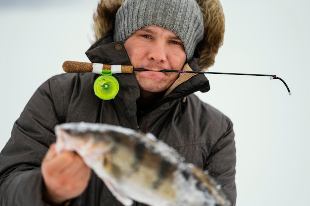 Homme pêchant seul en hiver