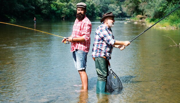 Homme pêcheur attrape un poisson pêche sportive ce n'est pas du sport c'est une obsession stratégie week-end luxe