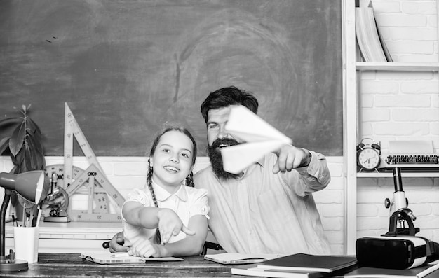 Homme pédagogue barbu et élève s'amusant Loisirs des élèves de l'école Développer des apprenants attentionnés qui grandissent et réussissent activement Créer une communauté d'apprenants Enseignant et écolière