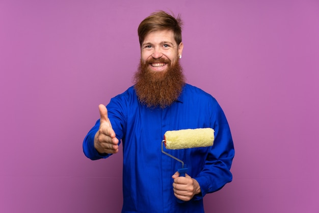 Homme peintre à la longue barbe après une bonne affaire