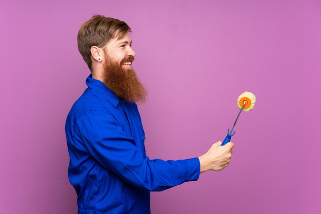 Homme peintre à longue barbe