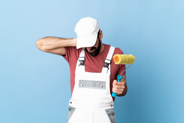 Homme peintre sur mur isolé