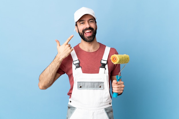 Homme peintre sur mur isolé