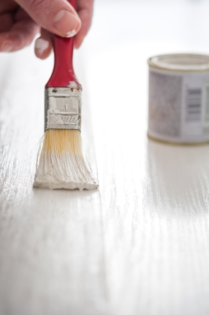 Homme, peinture, blanc, bois, table