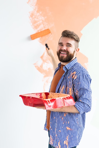 Homme peinture mur intérieur de la nouvelle maison