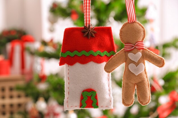 Homme en peluche et maison de Noël sur une surface floue