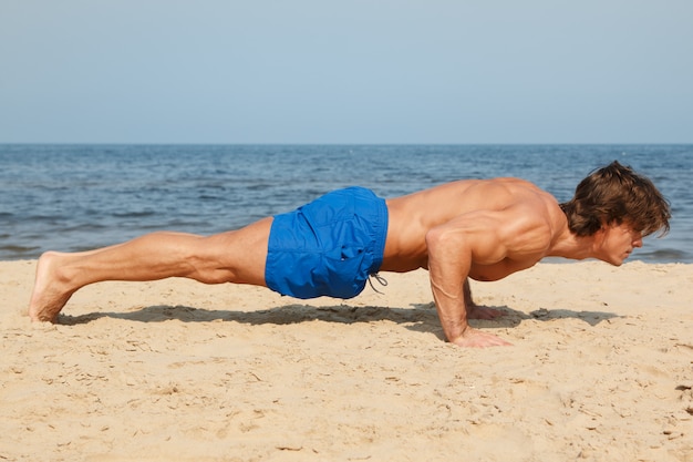 Homme pendant l'entraînement sur la plage