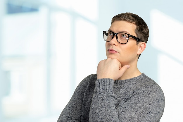 Homme pensant profondément