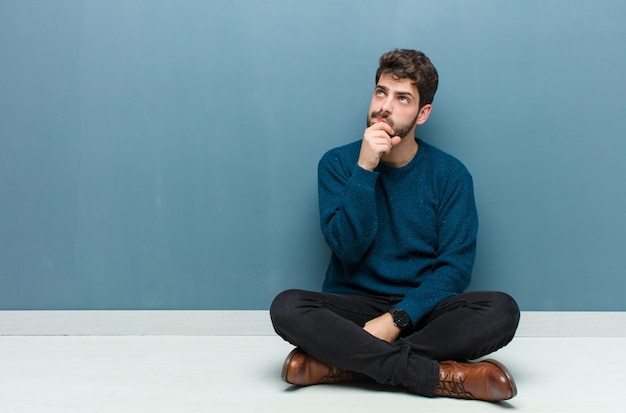 homme pensant, se sentant douteux et confus, avec différentes options, se demandant quelle décision prendre