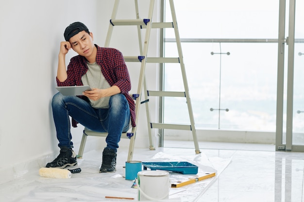 Homme pensif dans la chambre en cours d'entretien