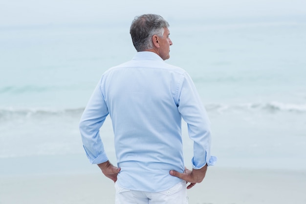 Homme pensif, debout près de la mer