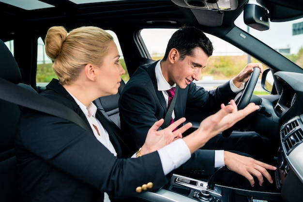 Homme perdu dans une voiture, femme lui criant dessus