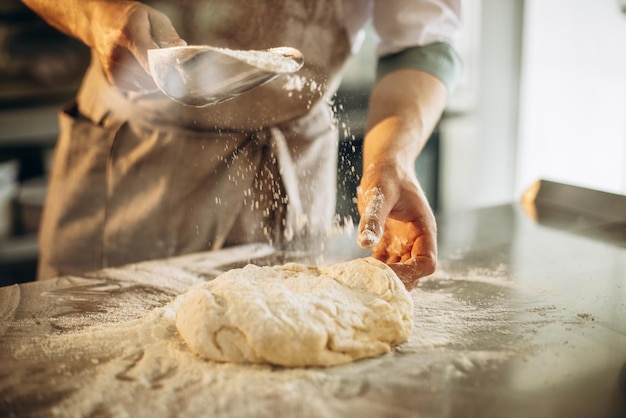 L'homme pétrit la pâte pour le pain