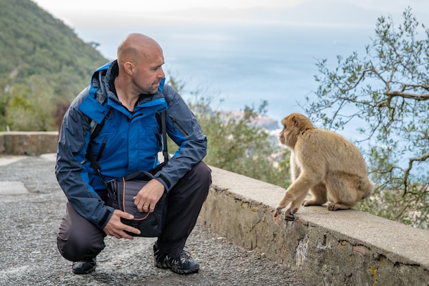 Un homme peut voir un singe dans une réserve naturelle à Gibraltar