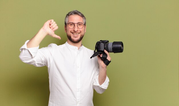 Homme photographe d'âge moyen