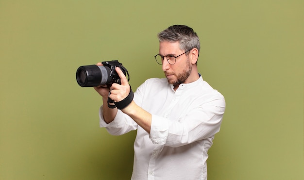 Homme photographe d'âge moyen