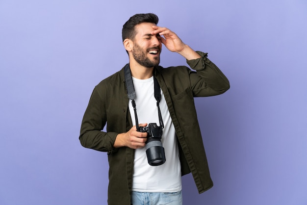 Homme photographe avec appareil photo