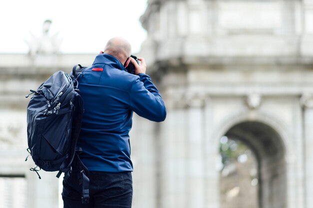 homme photographe prenant une photo dans la ville à un monument de la ville