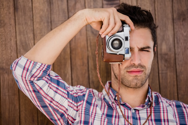 Homme photographiant avec appareil photo