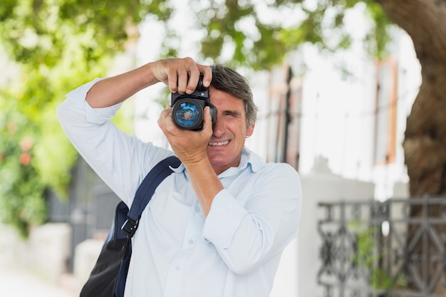 Homme photographiant de la caméra