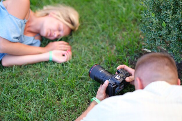 homme, photographier, jeune femme, dormir, sur, herbe