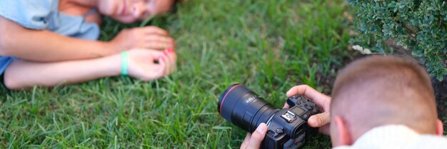 homme, photographier, jeune femme, dormir, sur, herbe