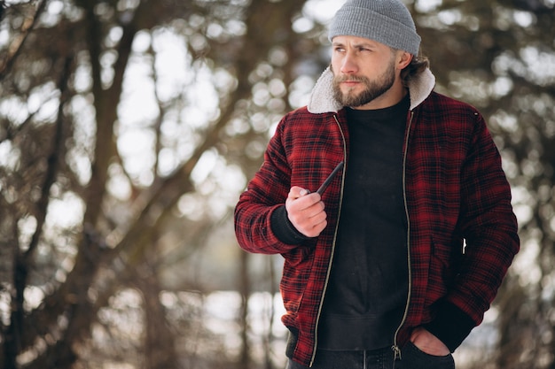 Photo homme avec une pipe à l'extérieur