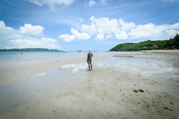 L&#39;homme sur la plage avec le ciel bleu.