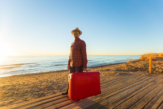 Photo un homme sur la plage contre un ciel clair