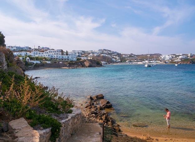 Homme sur la plage de l'île de Mykonos en Grèce