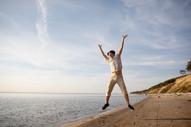 l'homme sur la plage se cache haut et s'amuse