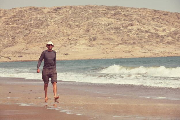 Homme sur la plage